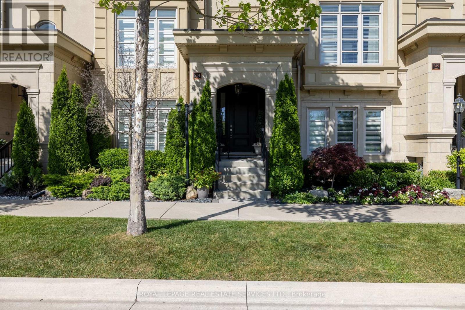 












251 HANOVER STREET

,
Oakville,




Ontario
L6K0H3

