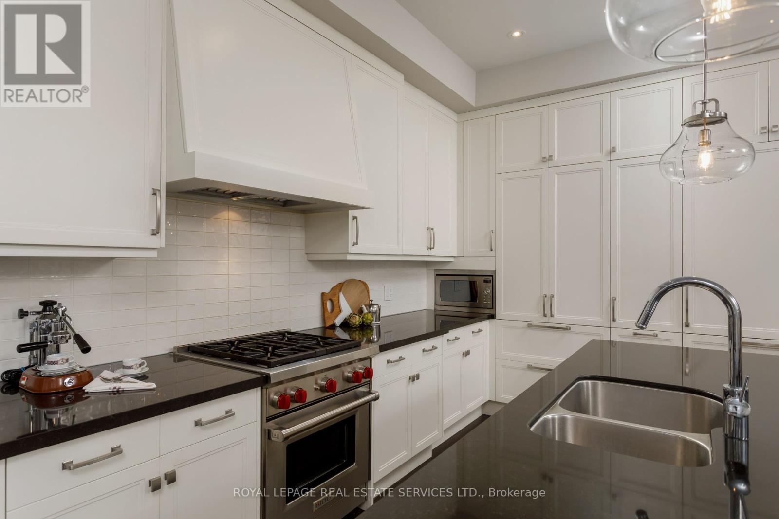 












251 HANOVER STREET

,
Oakville,




Ontario
L6K0H3

