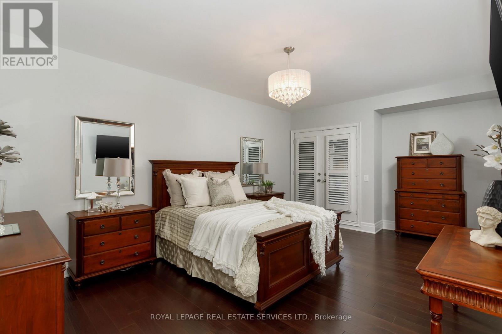 












251 HANOVER STREET

,
Oakville,




Ontario
L6K0H3

