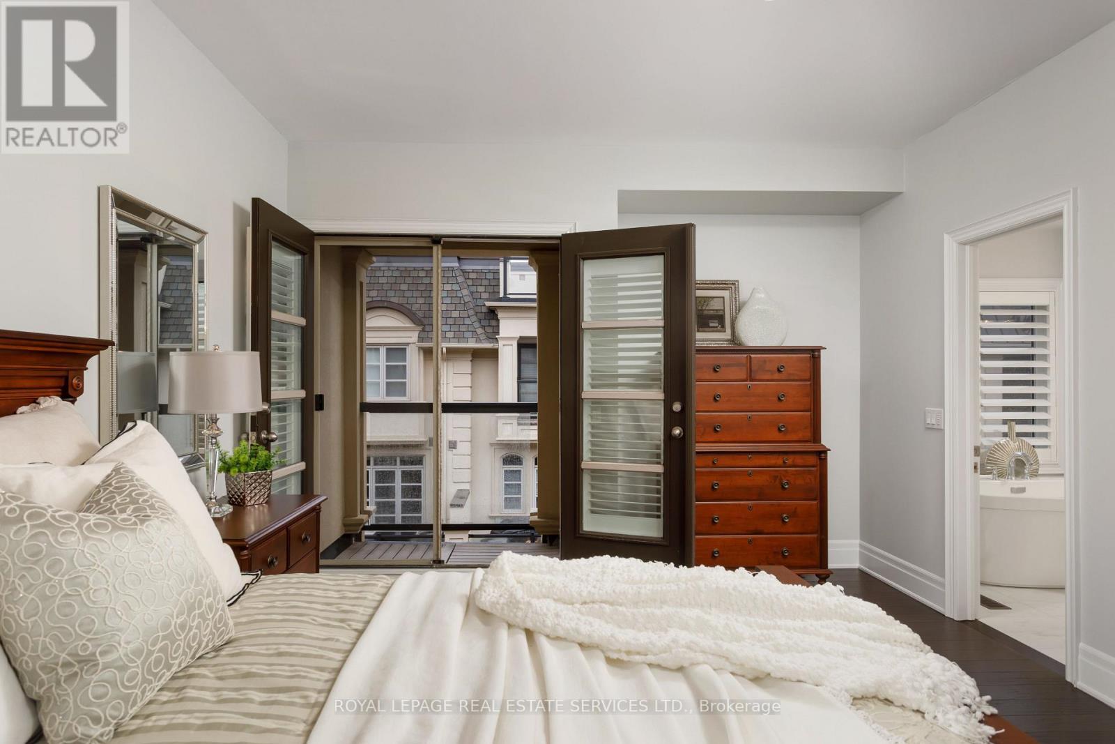 












251 HANOVER STREET

,
Oakville,




Ontario
L6K0H3

