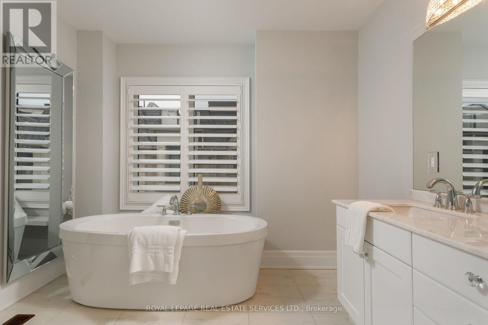 












251 HANOVER STREET

,
Oakville,




Ontario
L6K0H3

