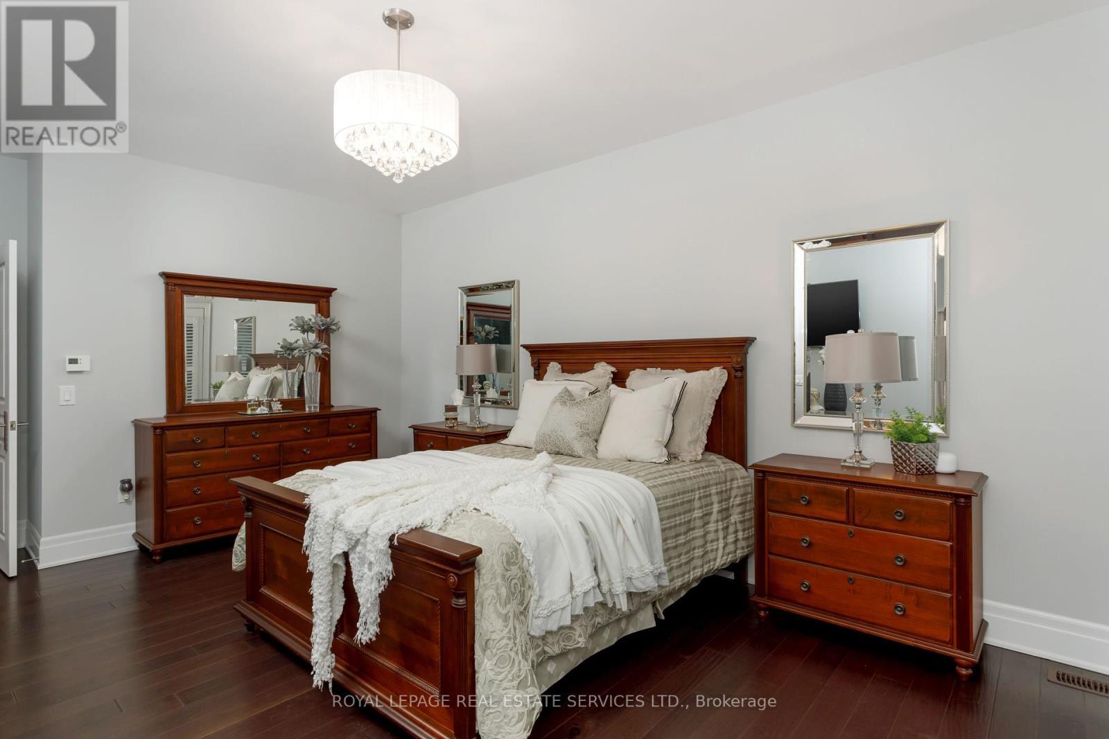 












251 HANOVER STREET

,
Oakville,




Ontario
L6K0H3


