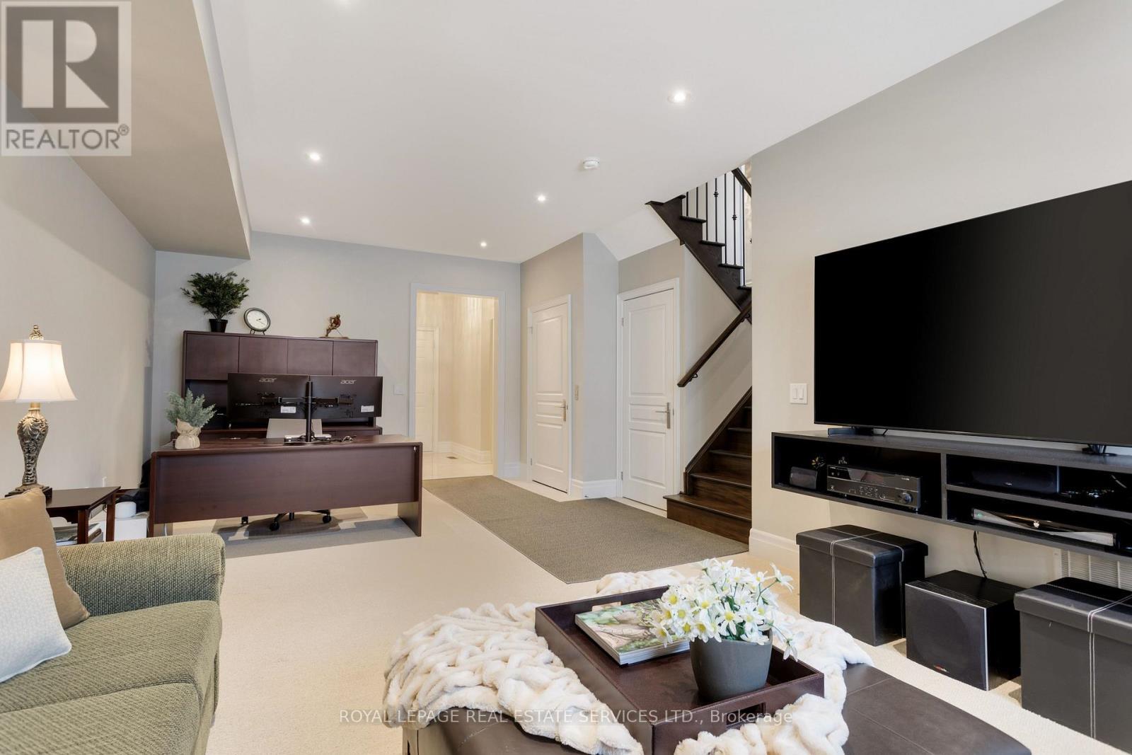 












251 HANOVER STREET

,
Oakville,




Ontario
L6K0H3

