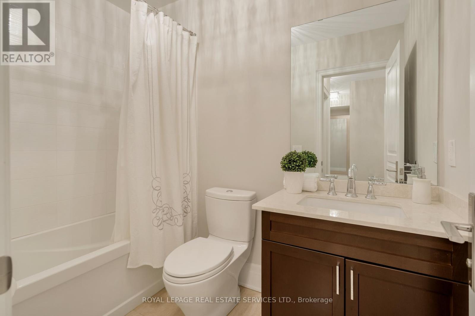 












251 HANOVER STREET

,
Oakville,




Ontario
L6K0H3


