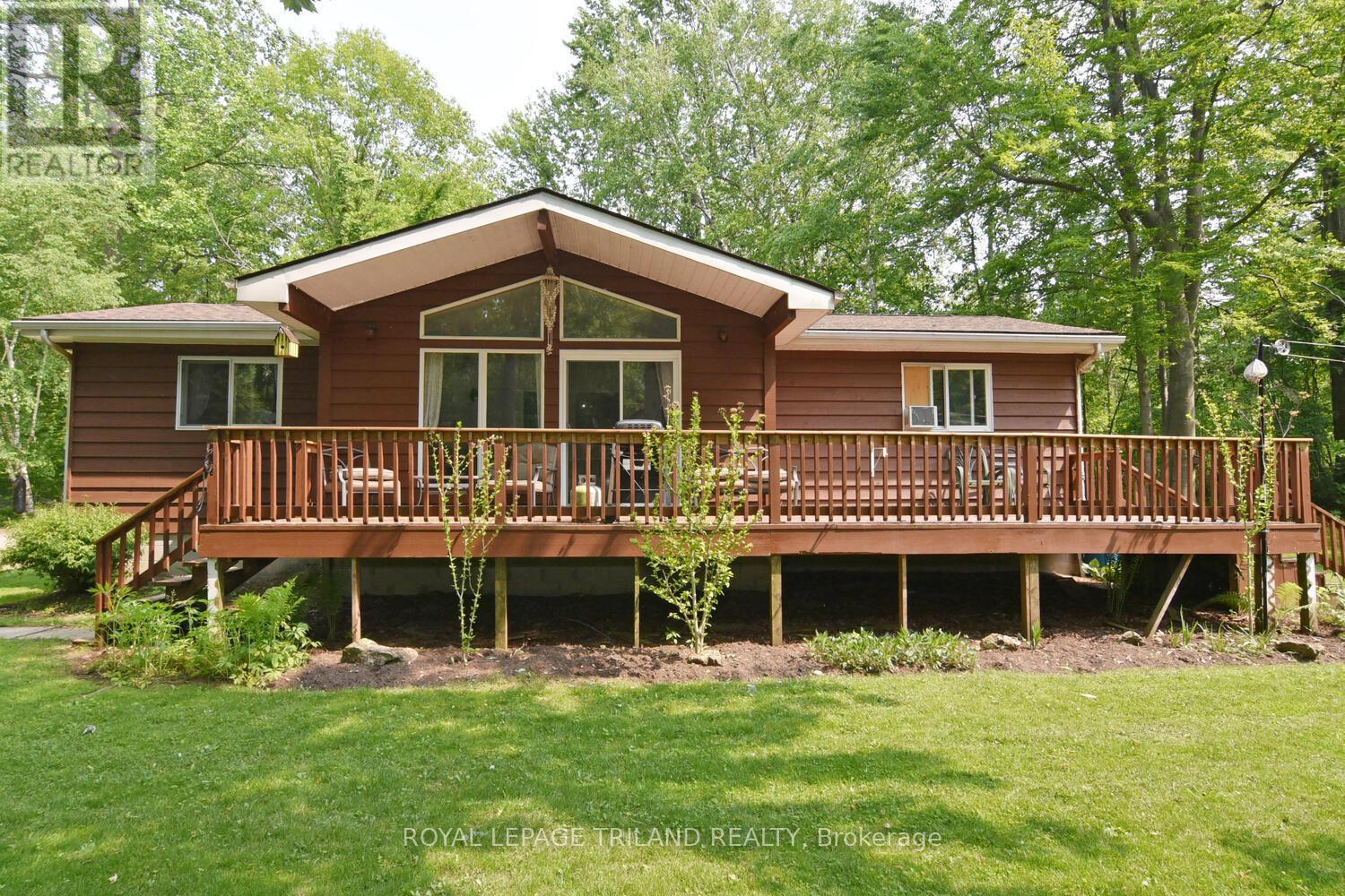 












9898 PHOEBE LANE

,
Lambton Shores (Kettle Point),




Ontario
N0N1J1

