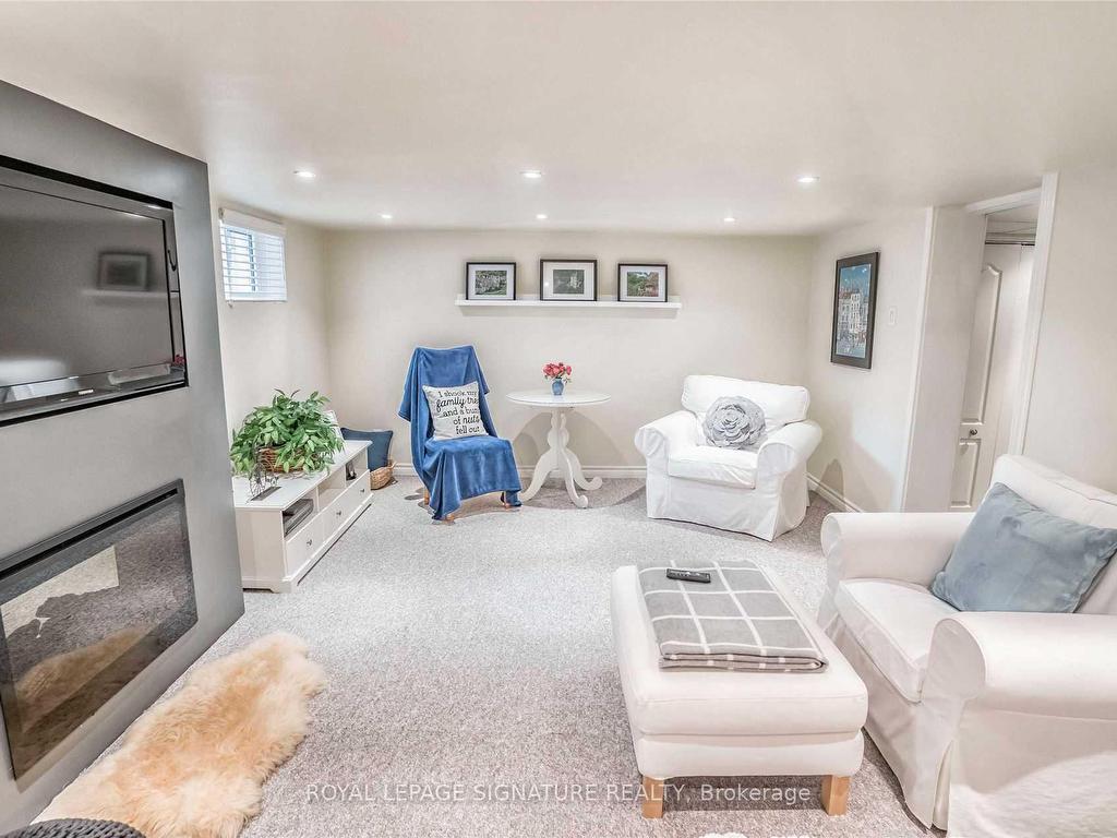 









20


Roblin

Avenue,
Toronto,




ON
M4C 3P8


