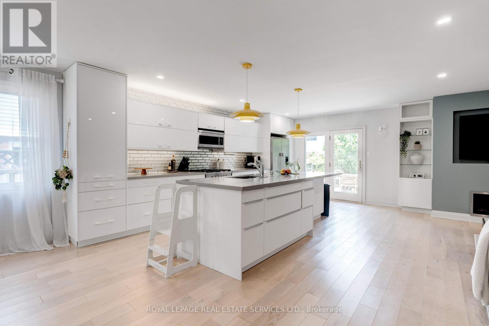 












2139 MARC LANE

,
Burlington,




Ontario
L7M3P7

