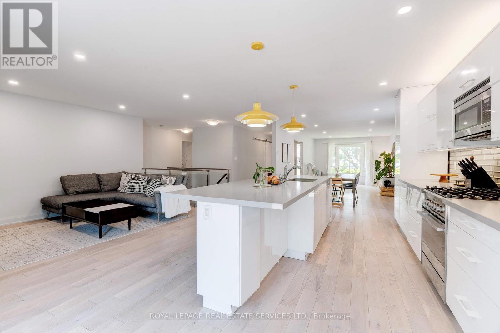 












2139 MARC LANE

,
Burlington,




Ontario
L7M3P7


