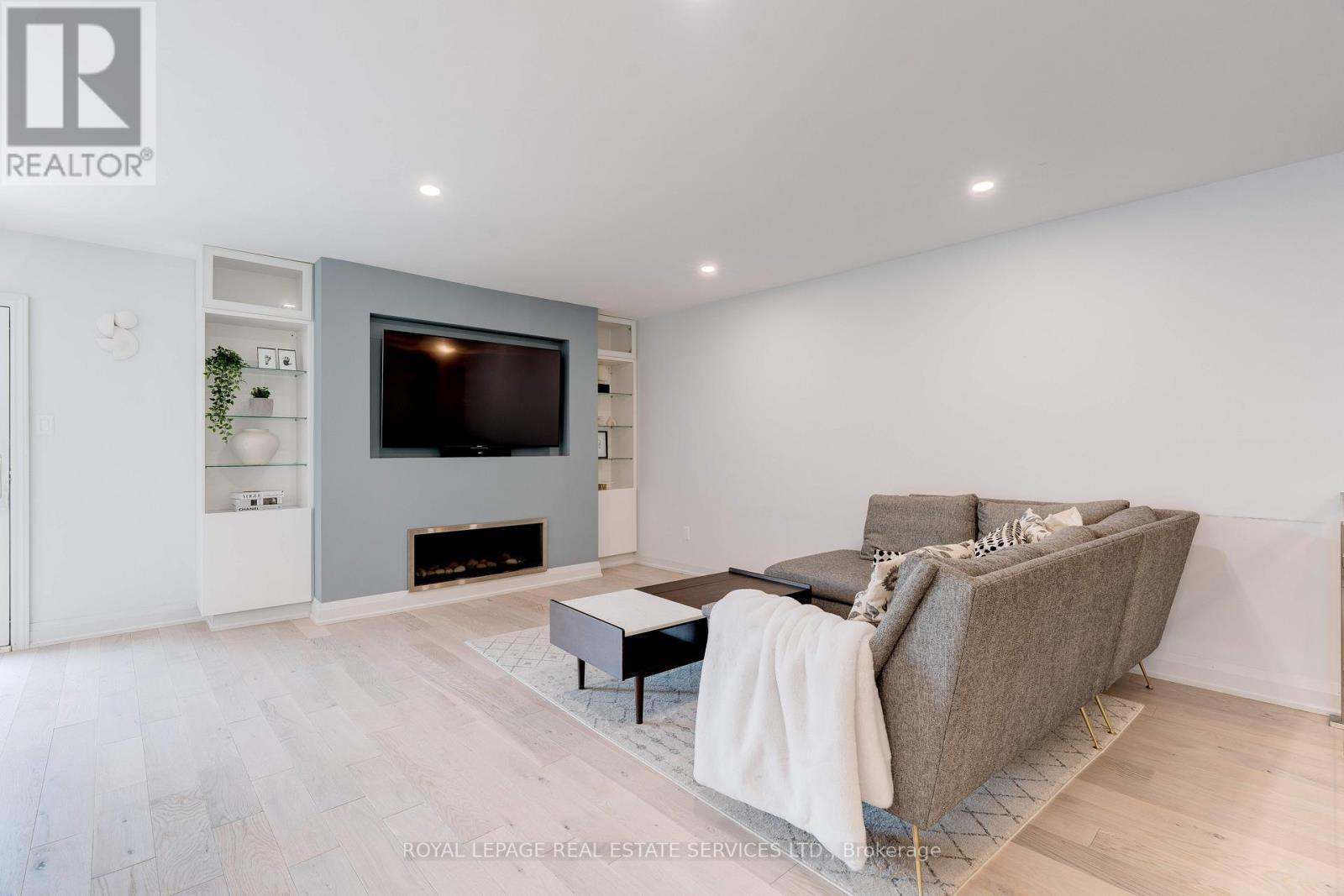 












2139 MARC LANE

,
Burlington,




Ontario
L7M3P7

