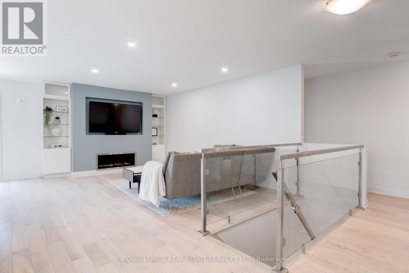 












2139 MARC LANE

,
Burlington,




Ontario
L7M3P7

