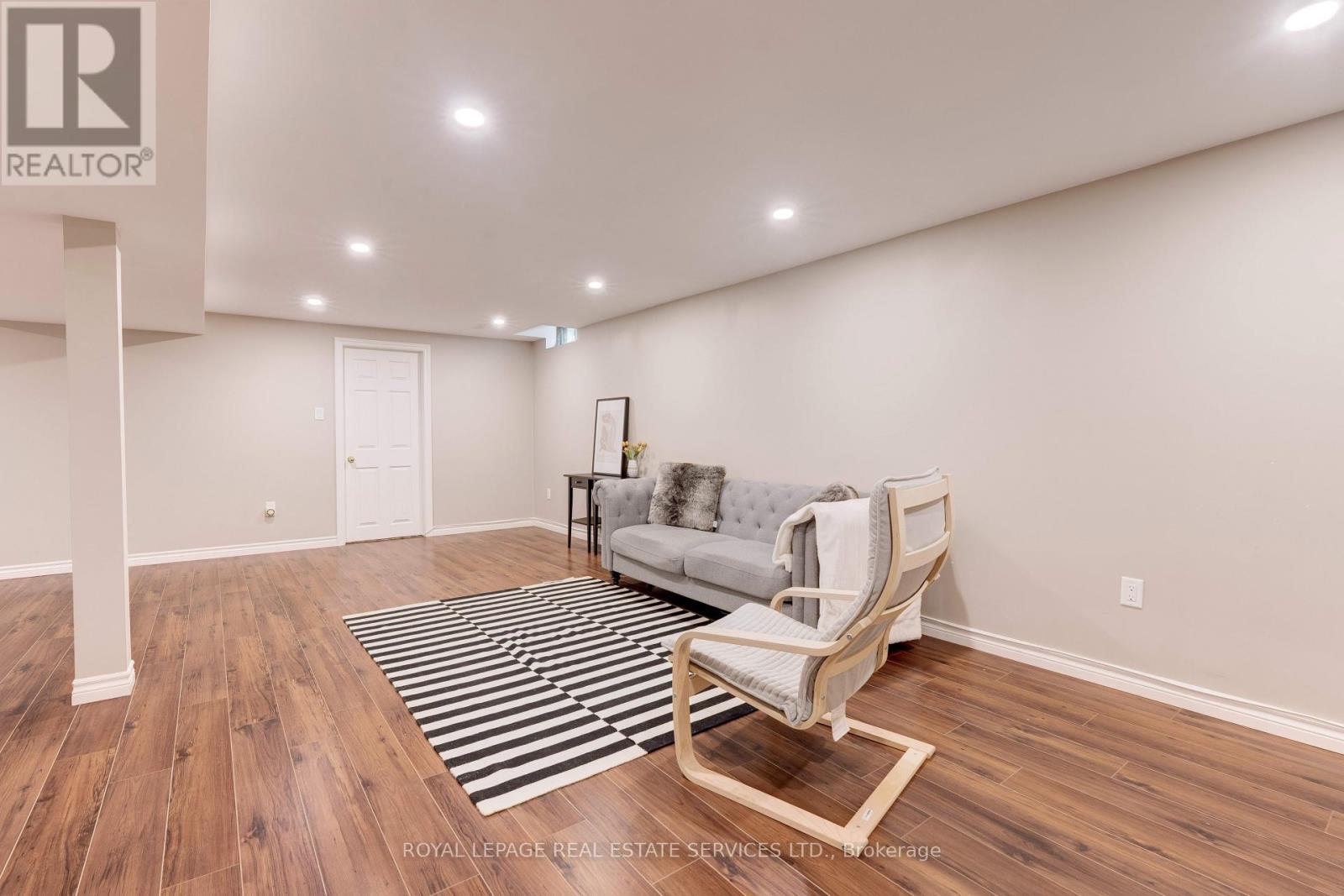 












2139 MARC LANE

,
Burlington,




Ontario
L7M3P7

