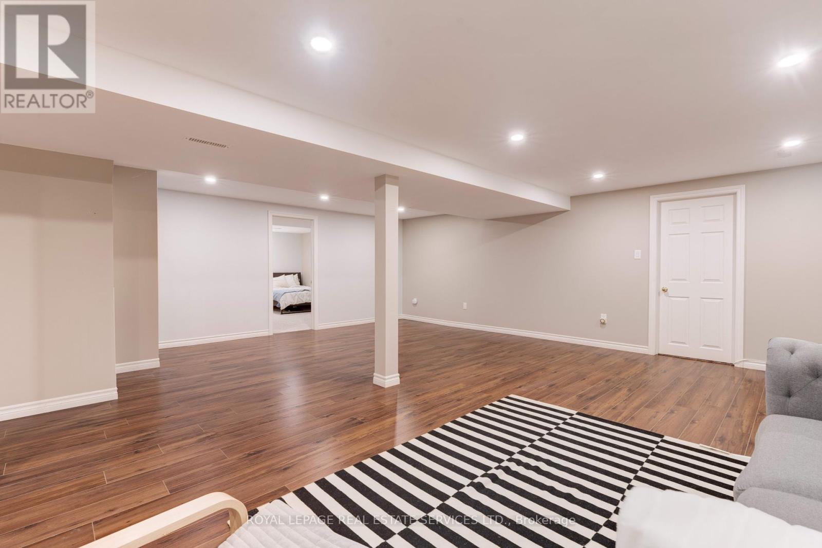 












2139 MARC LANE

,
Burlington,




Ontario
L7M3P7

