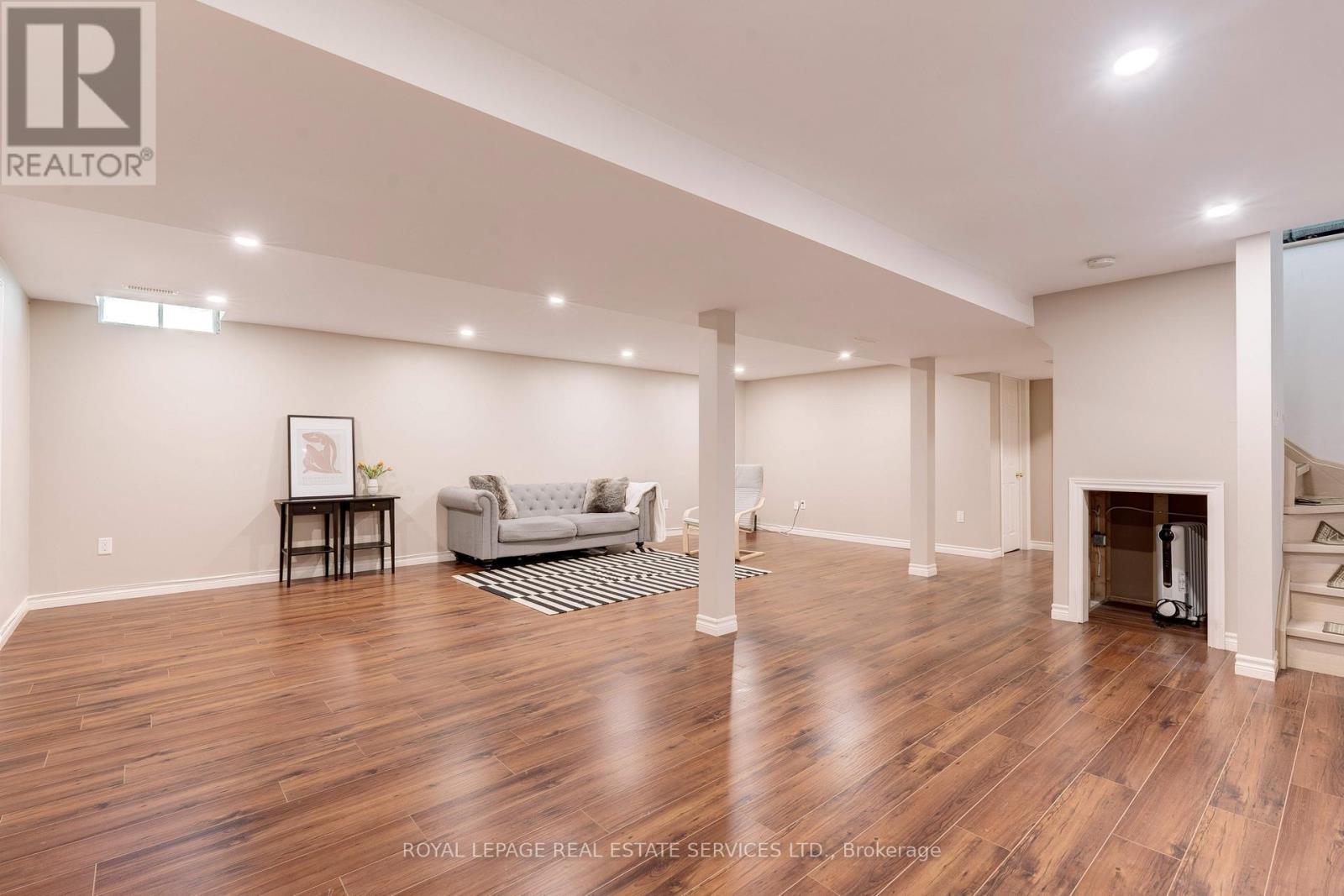 












2139 MARC LANE

,
Burlington,




Ontario
L7M3P7

