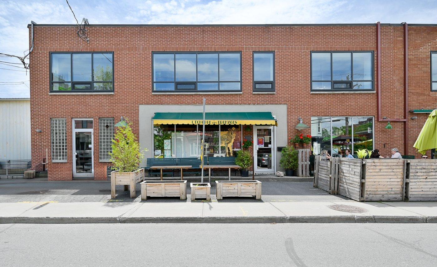 









205

 - 215


Av. St-Denis

,
Saint-Lambert,




QC
J4P2G4

