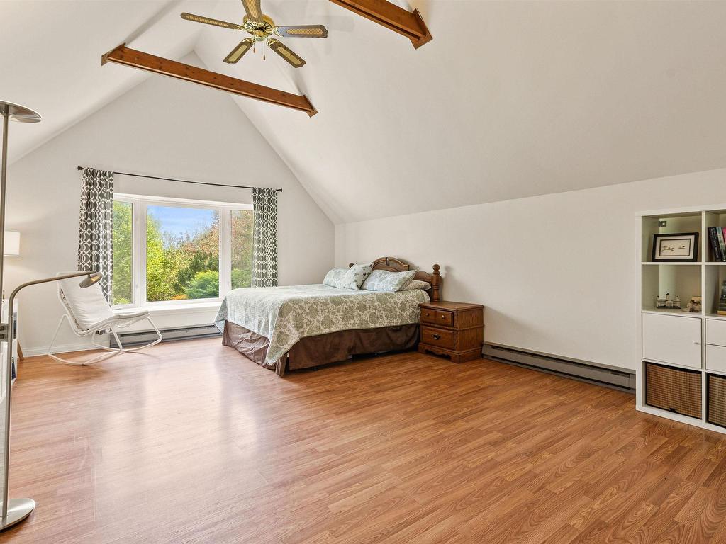












252 Hillside Drive

,
Boutiliers Point,




NS
B3Z 1W8

