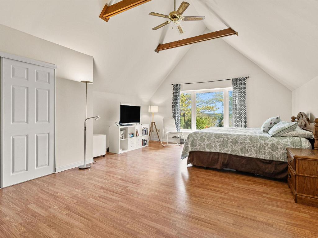 












252 Hillside Drive

,
Boutiliers Point,




NS
B3Z 1W8


