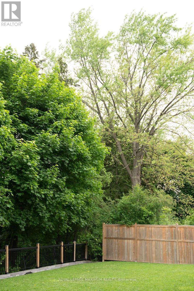 












76 LANGHOLM DRIVE

,
Toronto,




Ontario
M3M2R8

