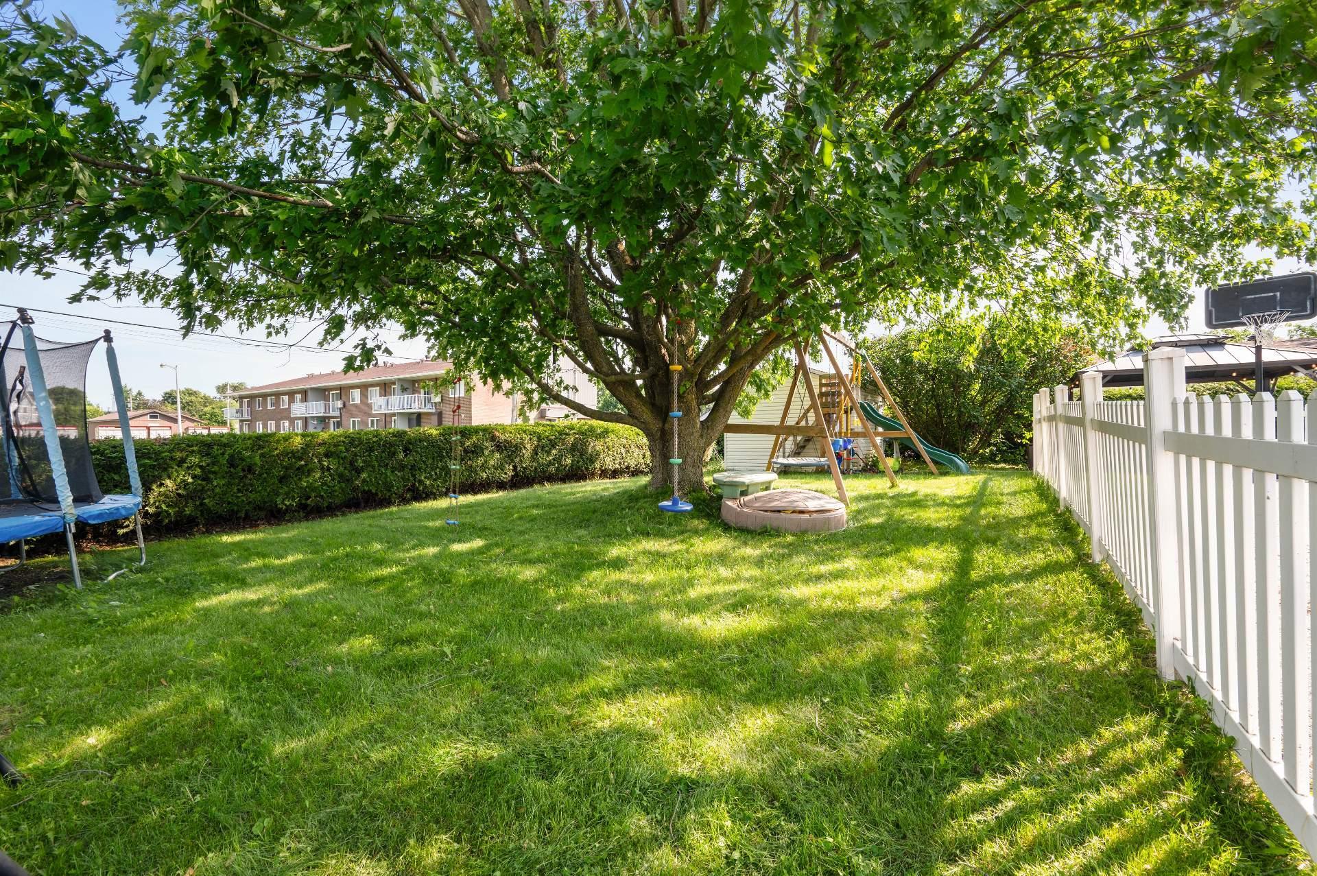 









14385


Av. Guertin

,
Saint-Hyacinthe,




QC
J2R1M3

