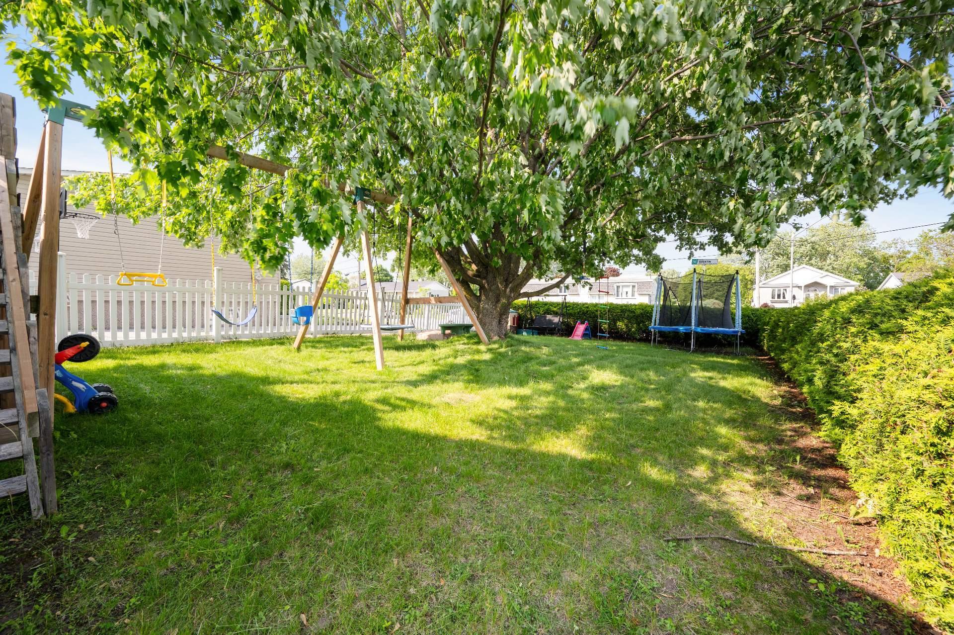 









14385


Av. Guertin

,
Saint-Hyacinthe,




QC
J2R1M3

