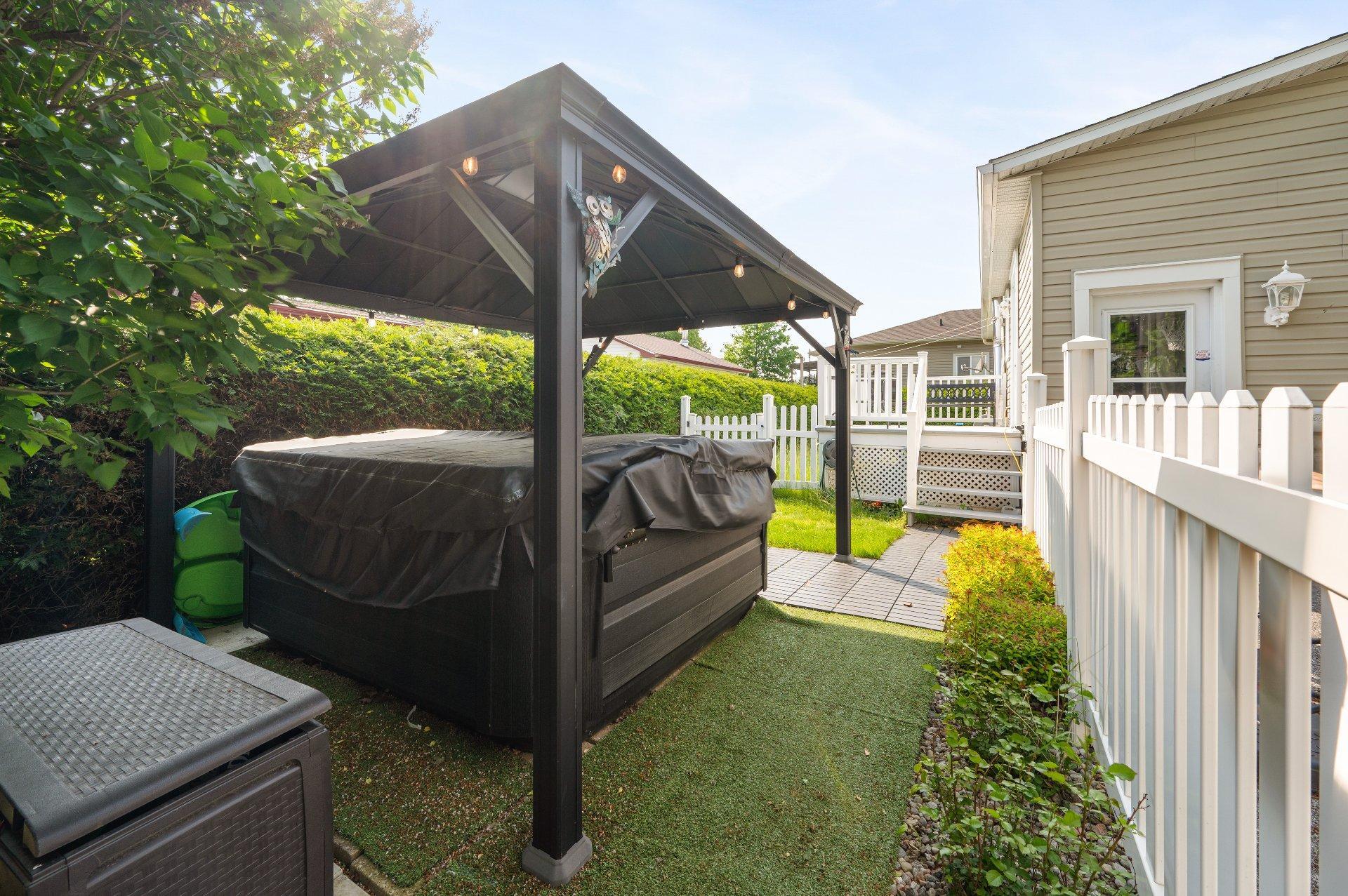 









14385


Av. Guertin

,
Saint-Hyacinthe,




QC
J2R1M3

