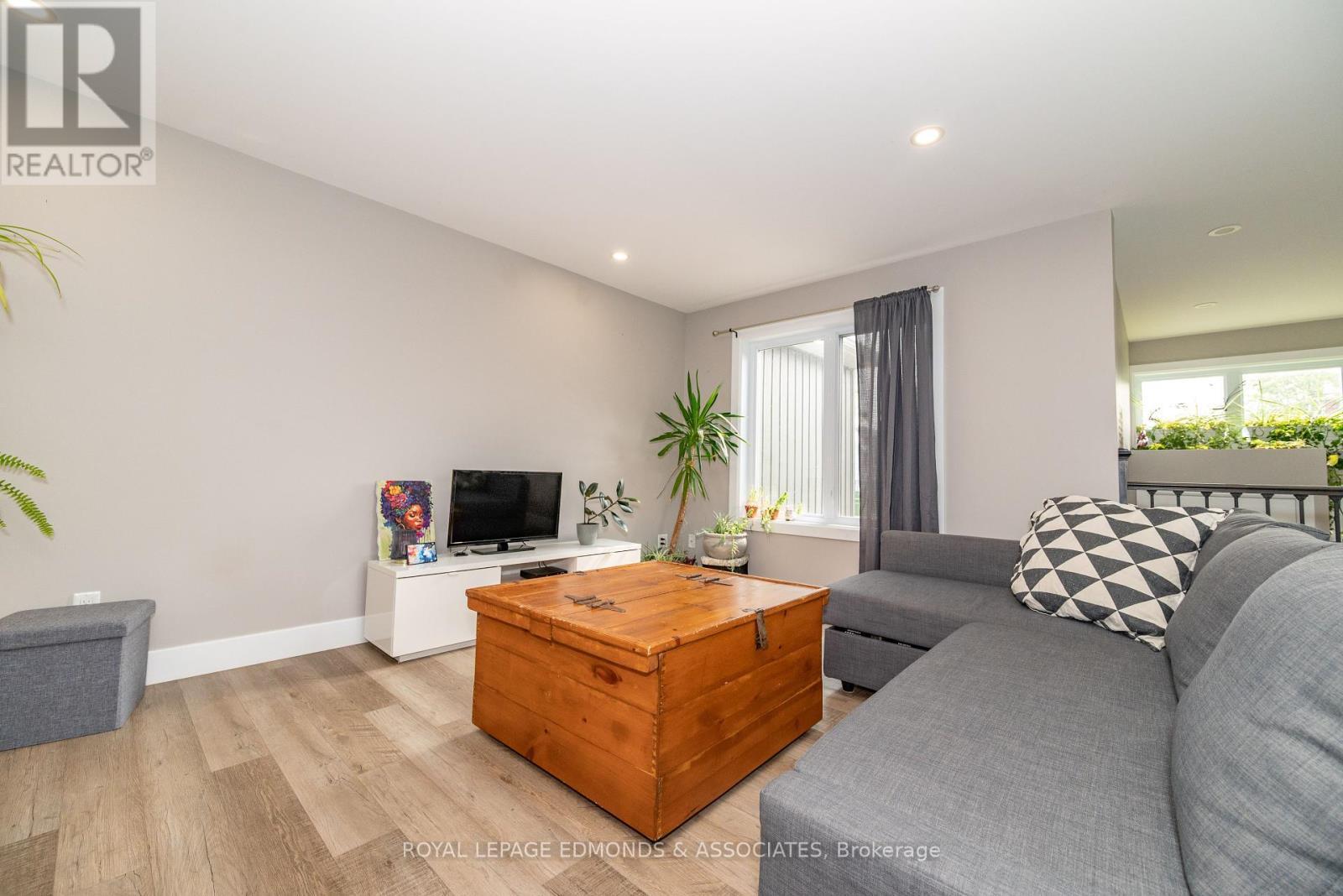 












464 DOMINION STREET

,
Pembroke,




Ontario
K8A4W8

