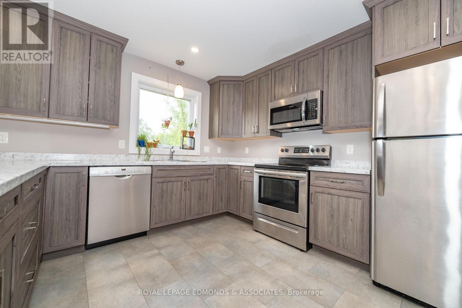 












464 DOMINION STREET

,
Pembroke,




Ontario
K8A4W8

