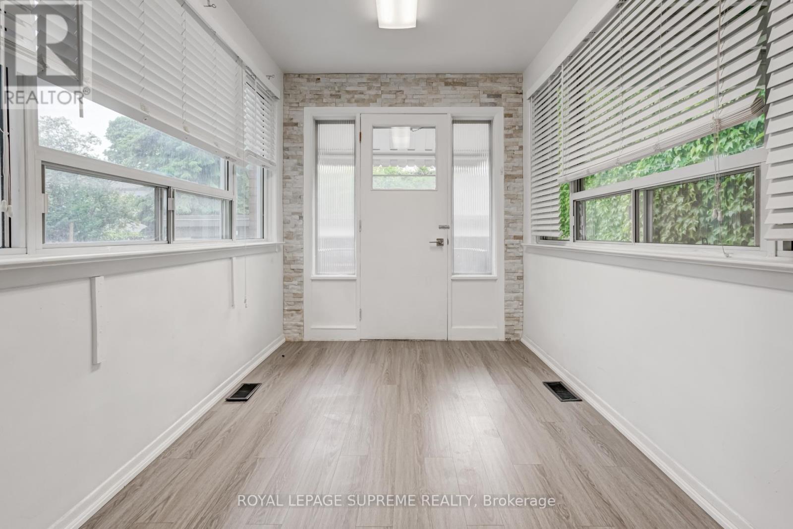 












1 - 118 RUNNYMEDE ROAD

,
Toronto,




Ontario
M6S2Y3

