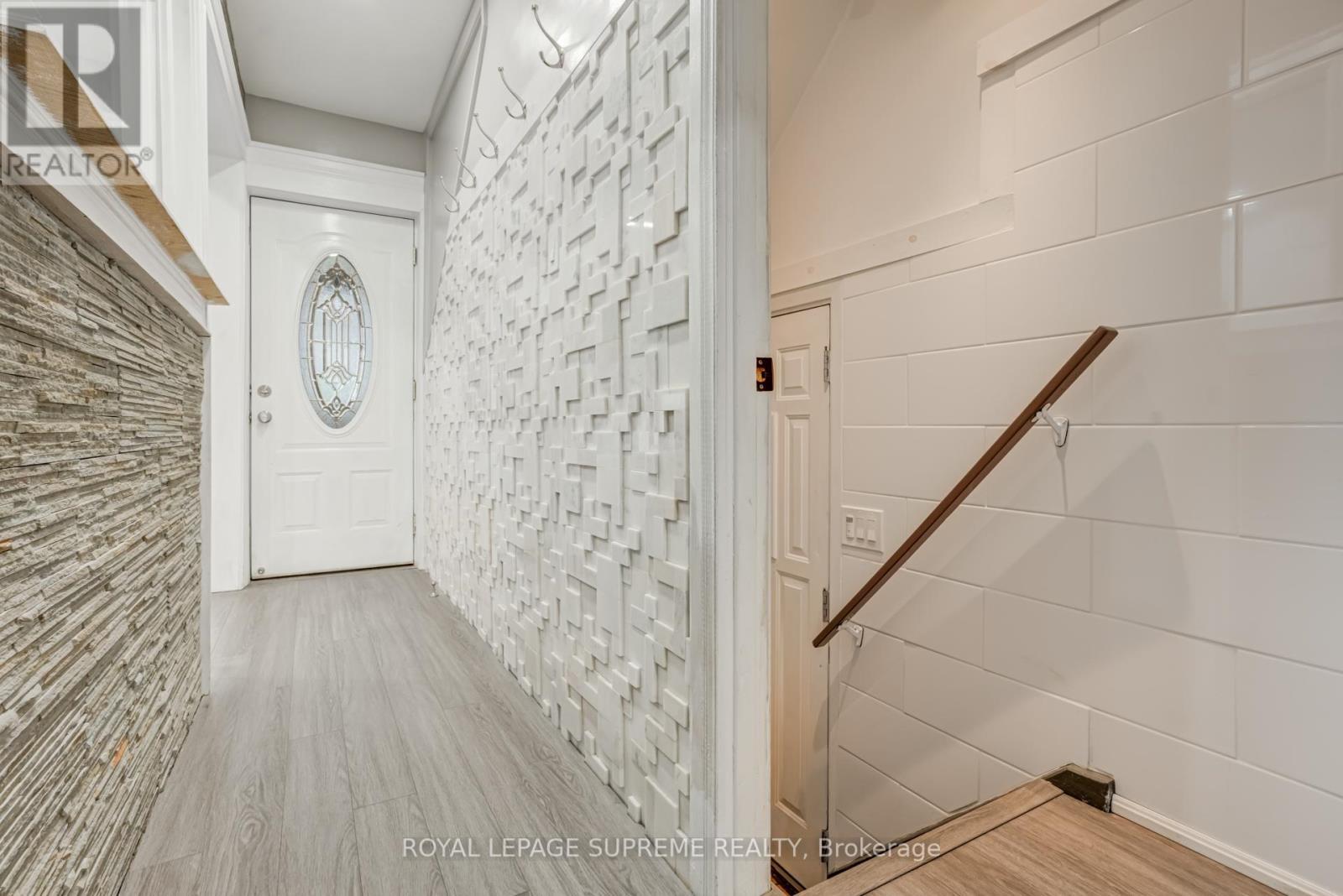












1 - 118 RUNNYMEDE ROAD

,
Toronto,




Ontario
M6S2Y3

