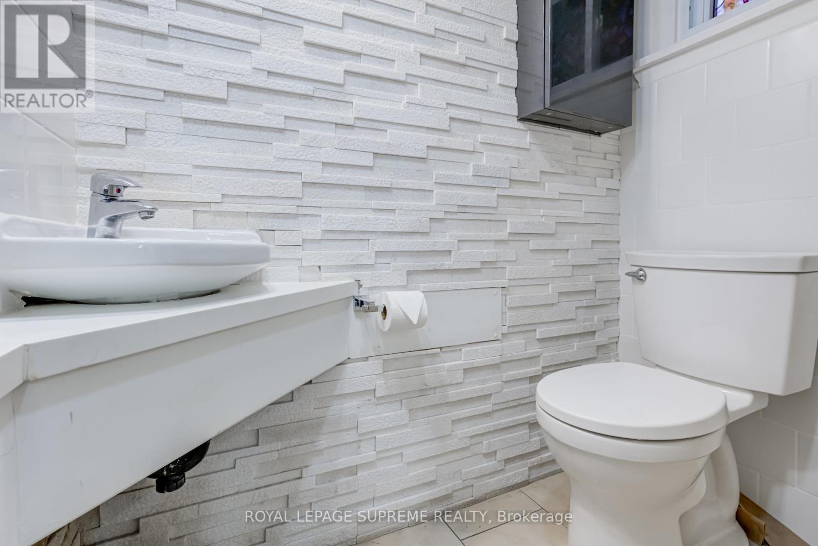 












1 - 118 RUNNYMEDE ROAD

,
Toronto,




Ontario
M6S2Y3

