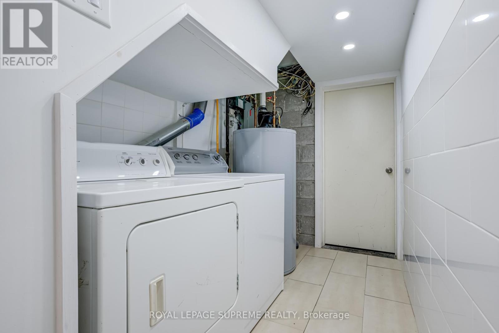 












1 - 118 RUNNYMEDE ROAD

,
Toronto,




Ontario
M6S2Y3

