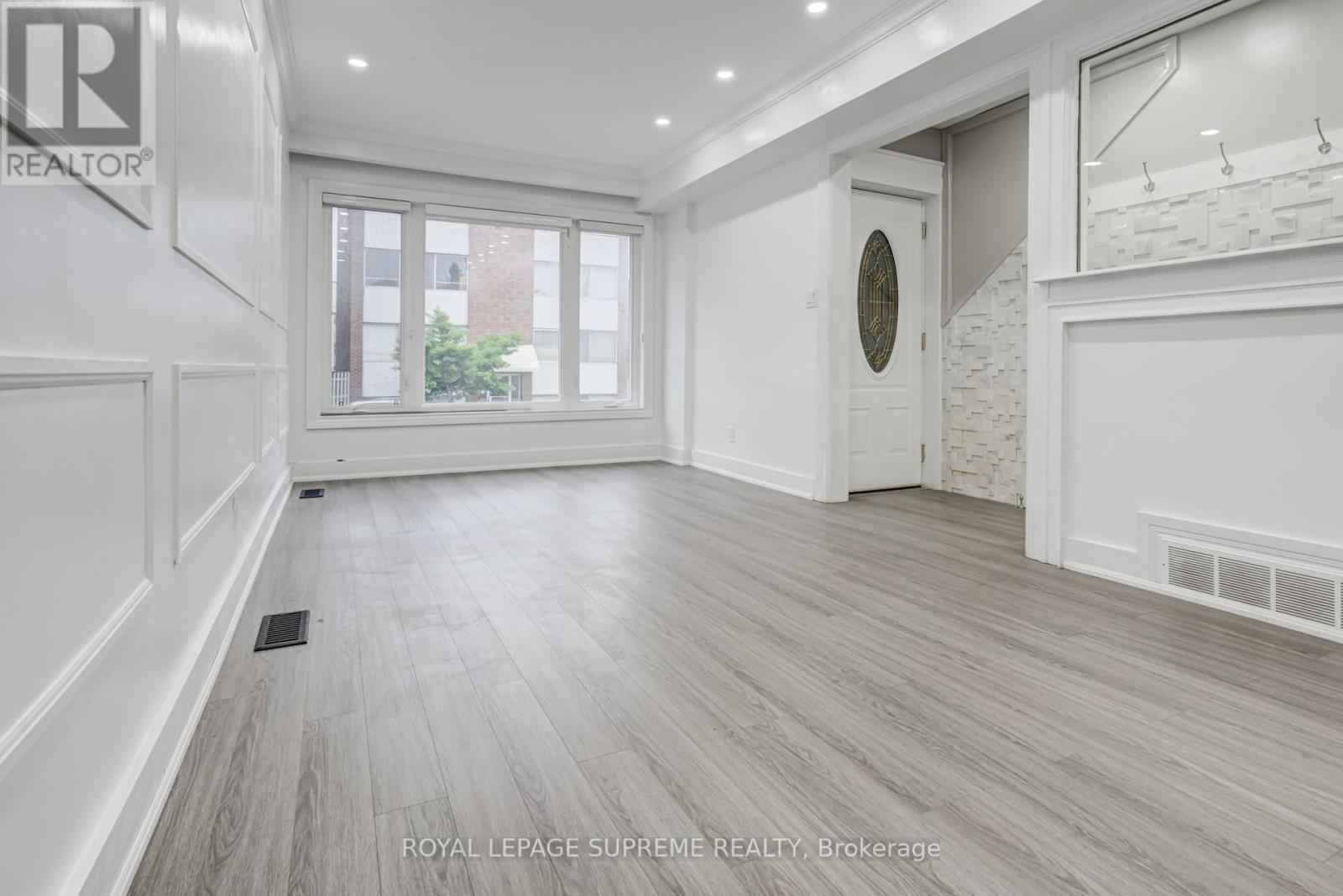 












1 - 118 RUNNYMEDE ROAD

,
Toronto,




Ontario
M6S2Y3

