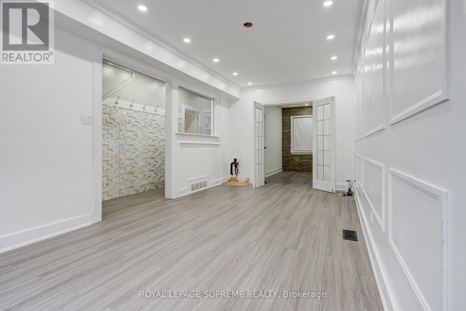 












1 - 118 RUNNYMEDE ROAD

,
Toronto,




Ontario
M6S2Y3

