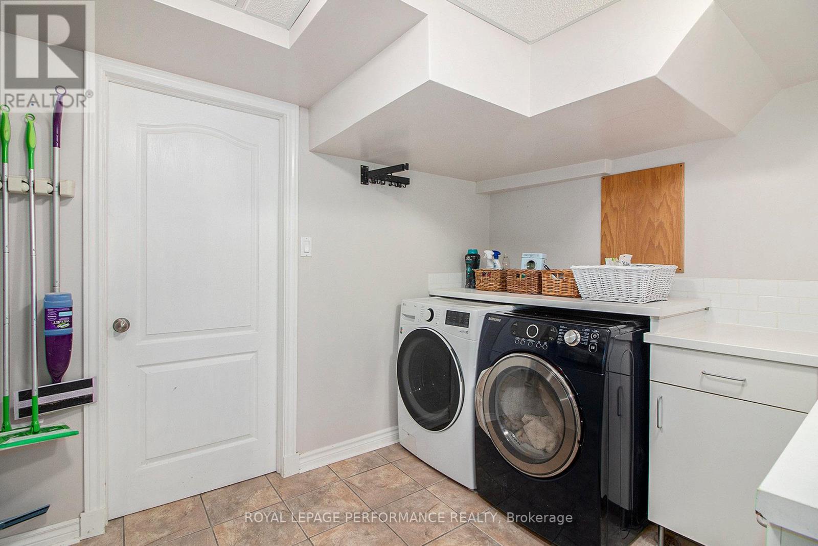 












1877 SPRINGRIDGE DRIVE

,
Ottawa,




Ontario
K4A4P9

