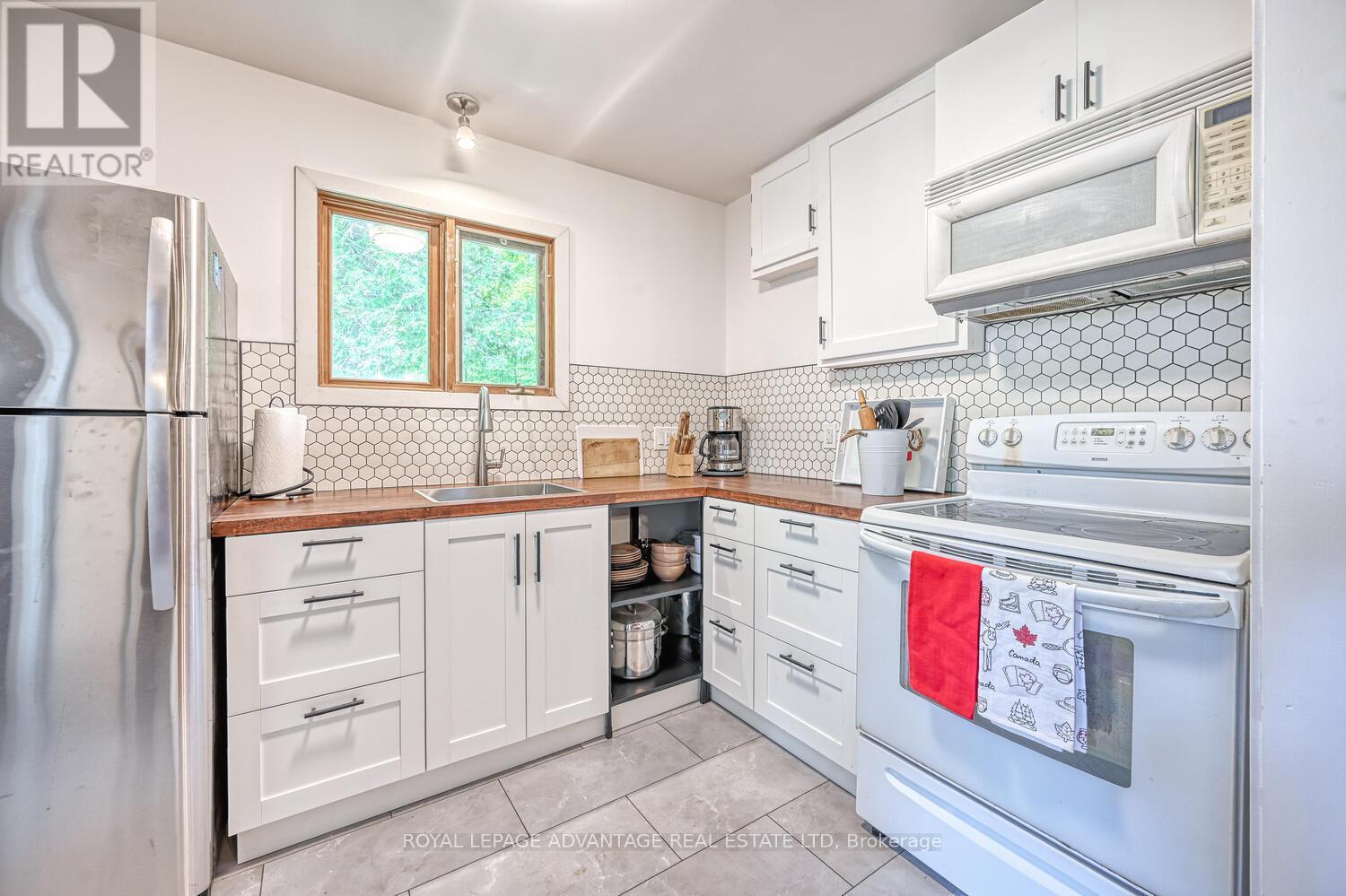 












452 PIKE LAKE RTE 1 ROAD

,
Tay Valley,




Ontario
K7H3C7

