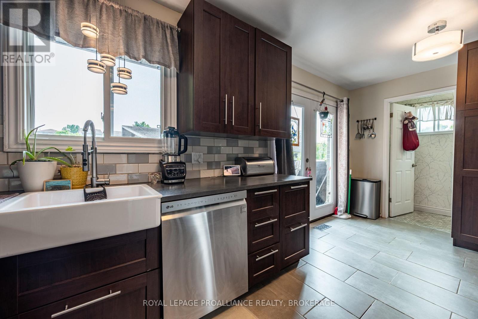












587 DAVIS DRIVE

,
Kingston (East Gardiners Rd),




Ontario
K7M7Y4

