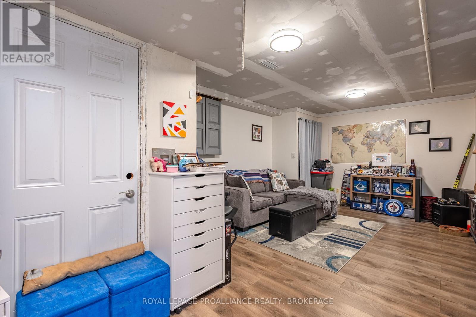 












587 DAVIS DRIVE

,
Kingston (East Gardiners Rd),




Ontario
K7M7Y4

