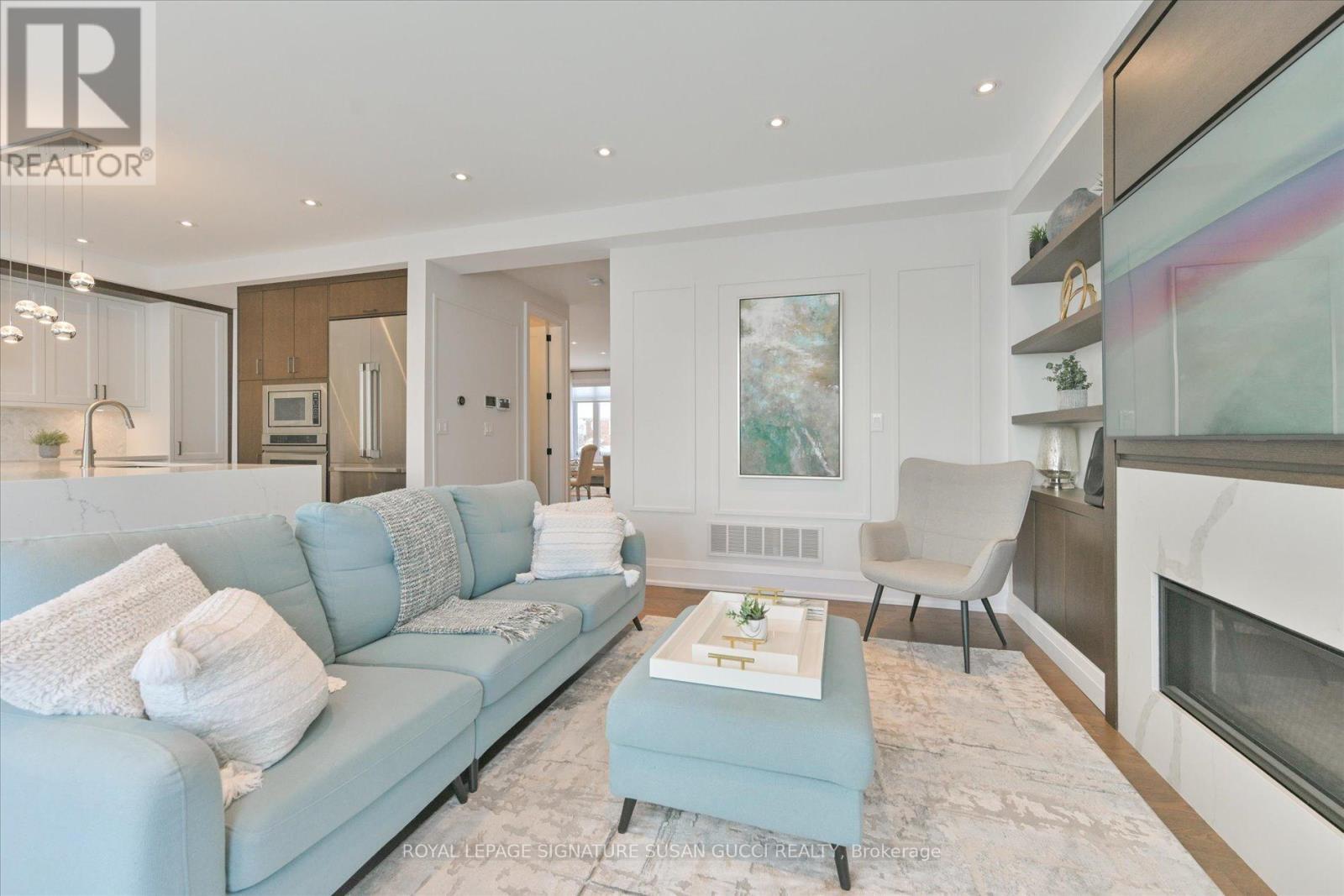 












39 AMSTERDAM AVENUE

,
Toronto,




Ontario
M4B2B9

