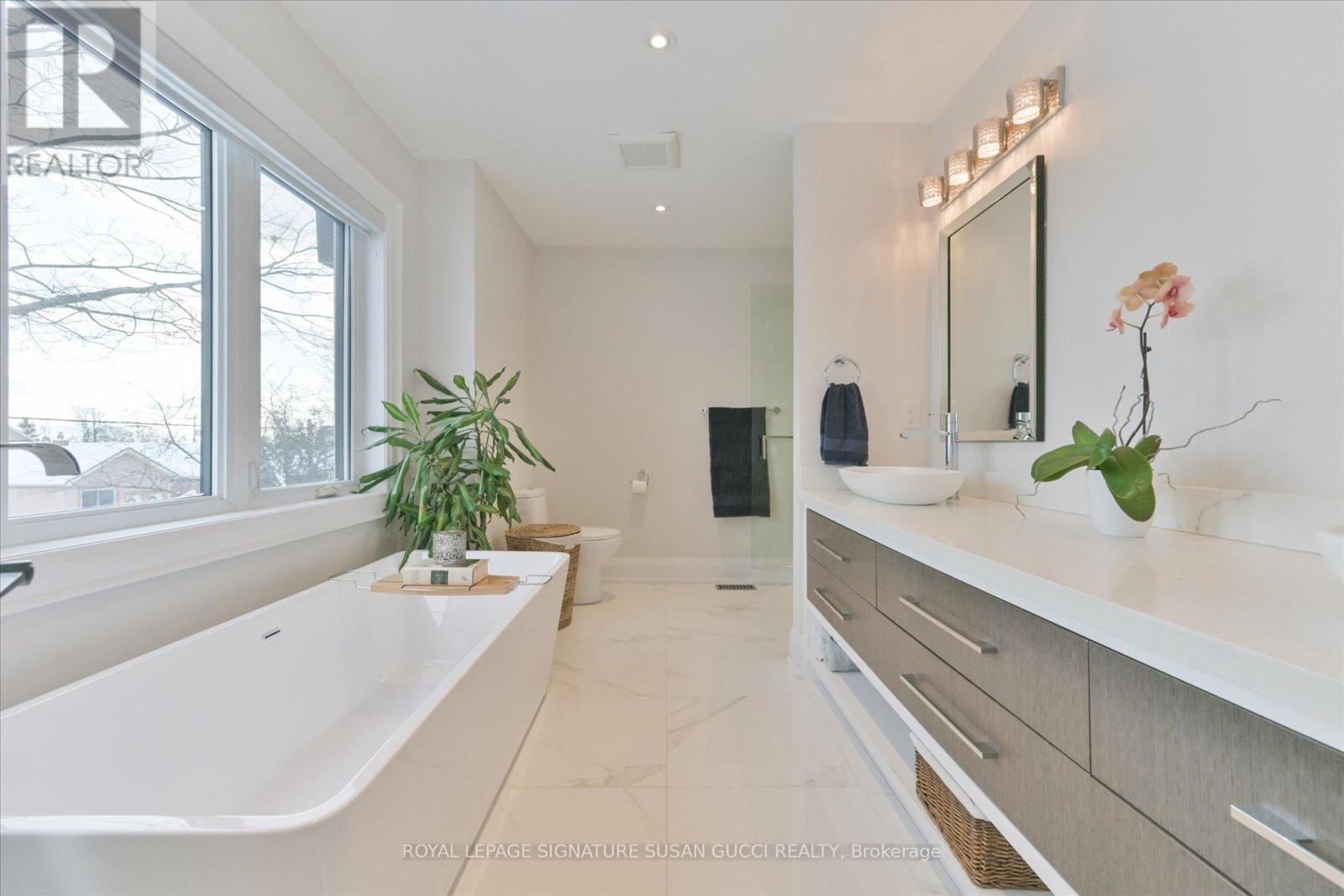 












39 AMSTERDAM AVENUE

,
Toronto,




Ontario
M4B2B9

