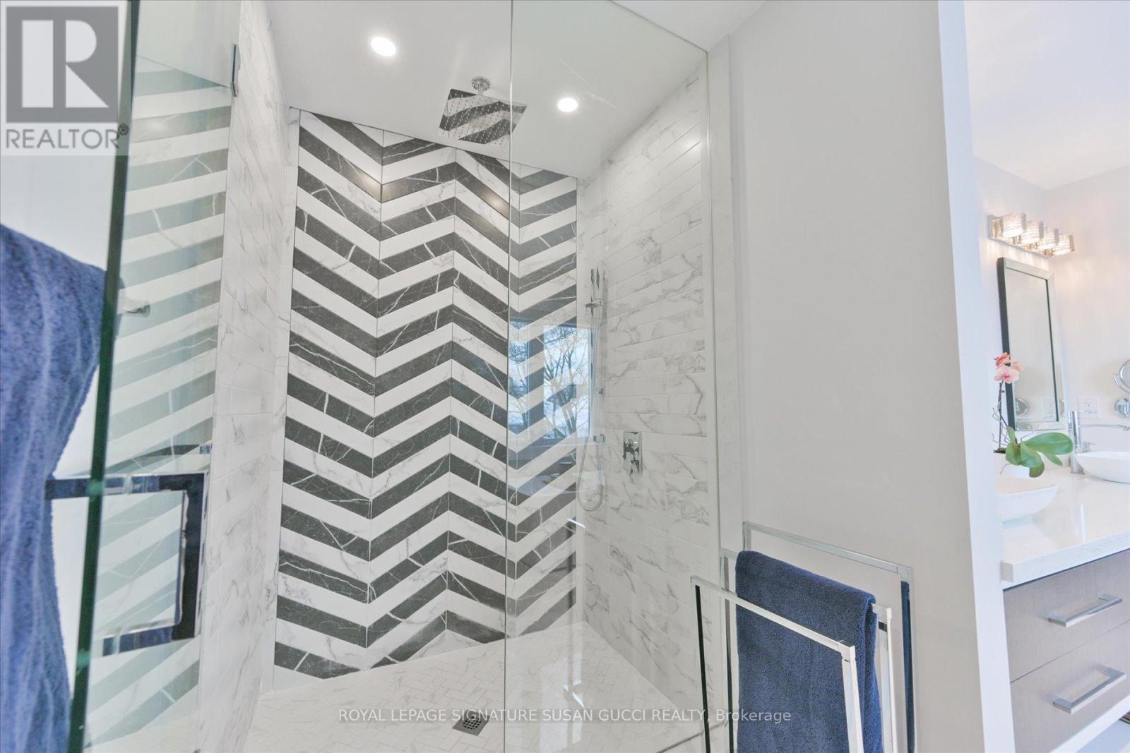 












39 AMSTERDAM AVENUE

,
Toronto,




Ontario
M4B2B9

