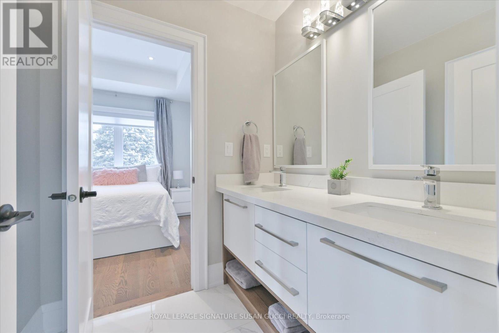 












39 AMSTERDAM AVENUE

,
Toronto,




Ontario
M4B2B9

