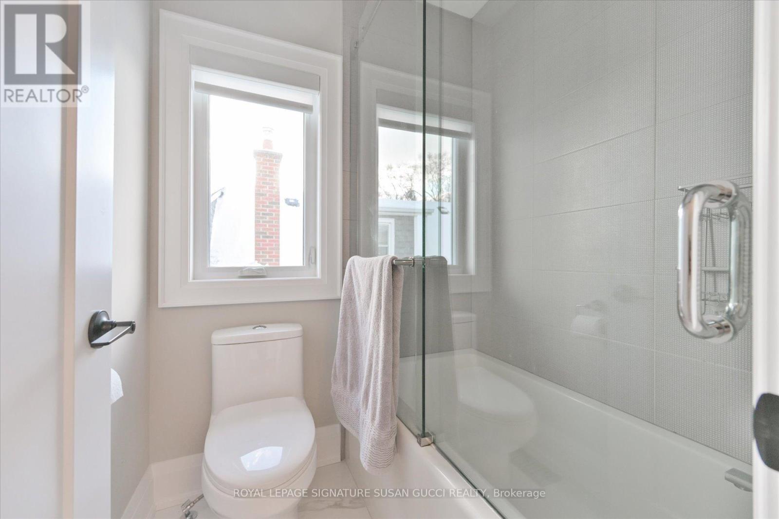 












39 AMSTERDAM AVENUE

,
Toronto,




Ontario
M4B2B9

