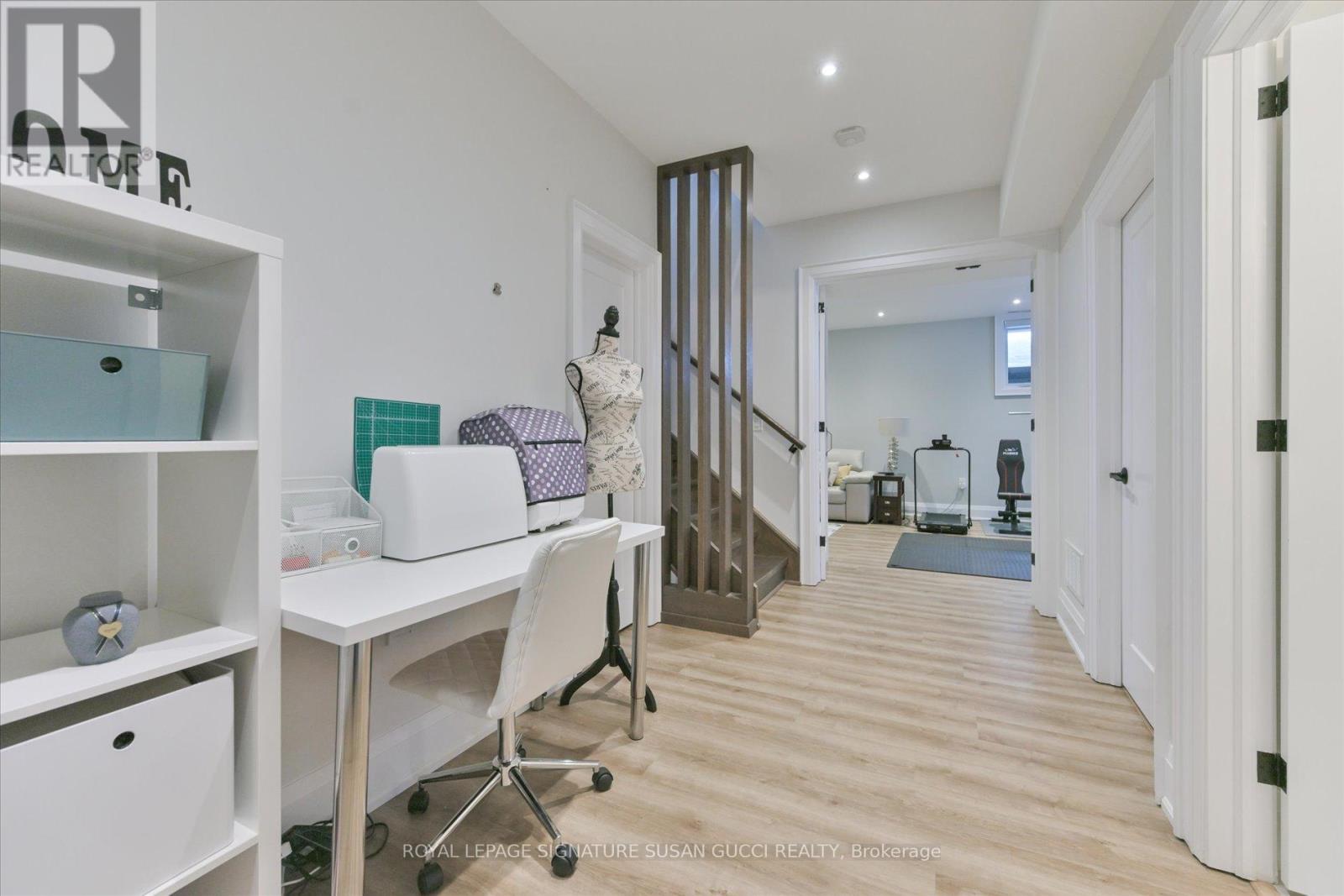 












39 AMSTERDAM AVENUE

,
Toronto,




Ontario
M4B2B9

