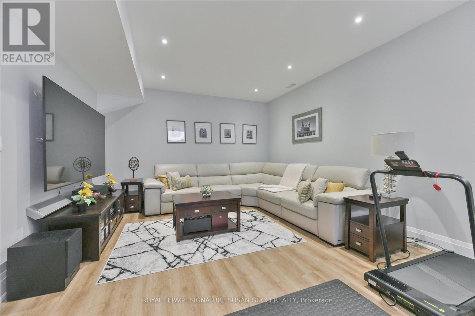 












39 AMSTERDAM AVENUE

,
Toronto,




Ontario
M4B2B9

