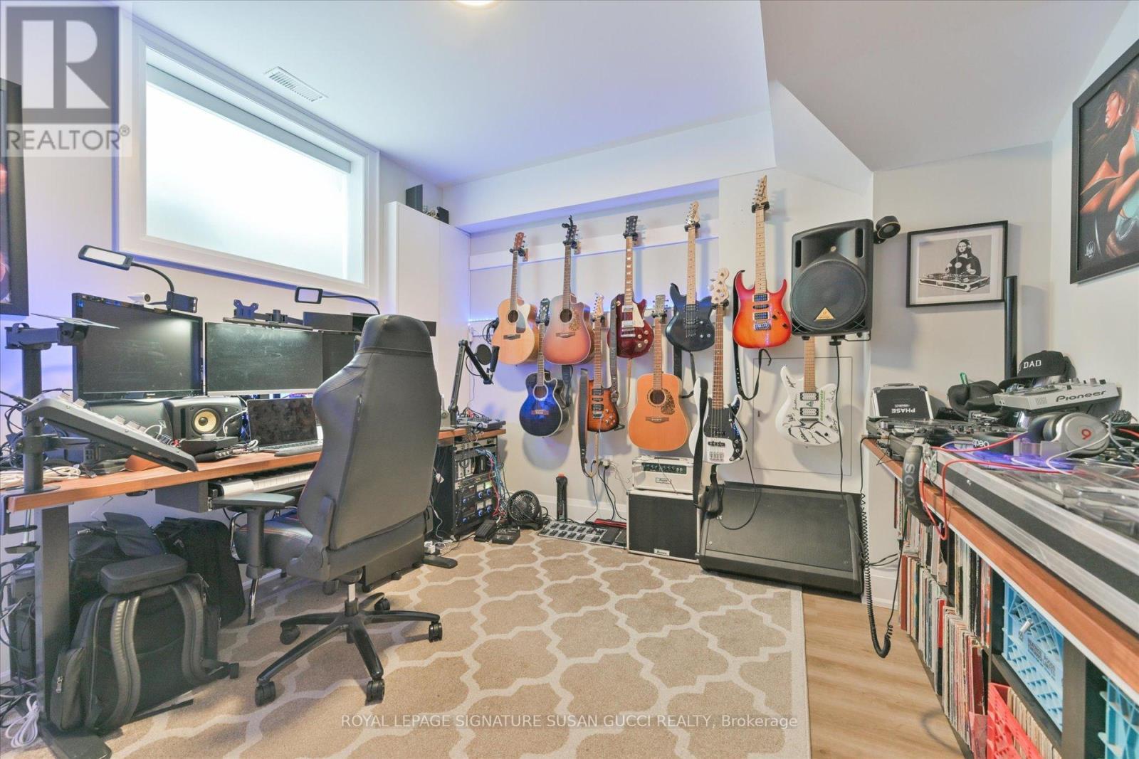 












39 AMSTERDAM AVENUE

,
Toronto,




Ontario
M4B2B9

