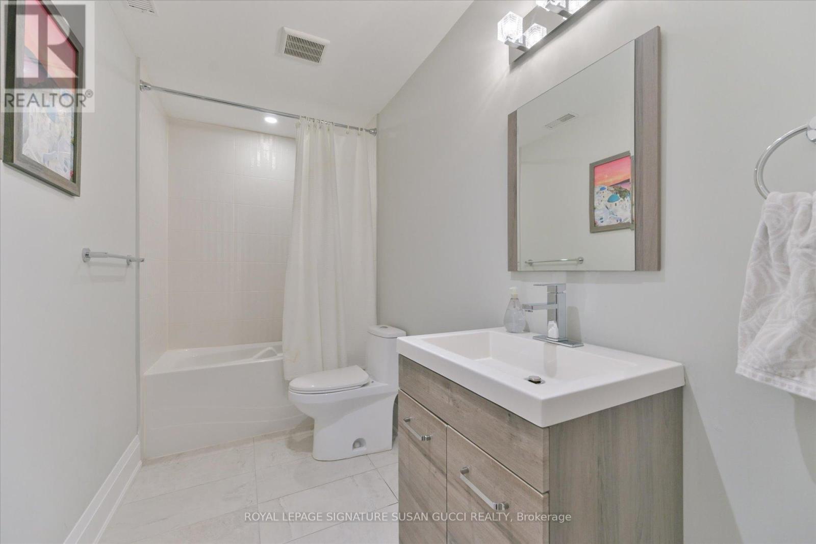 












39 AMSTERDAM AVENUE

,
Toronto,




Ontario
M4B2B9

