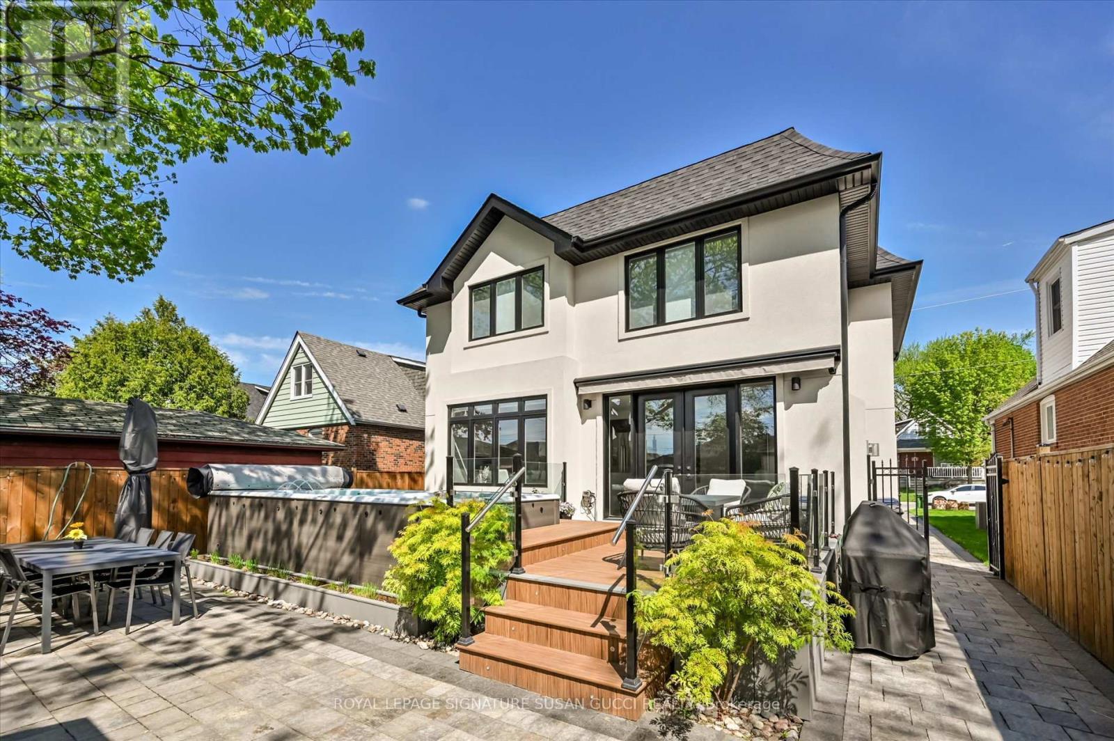 












39 AMSTERDAM AVENUE

,
Toronto,




Ontario
M4B2B9

