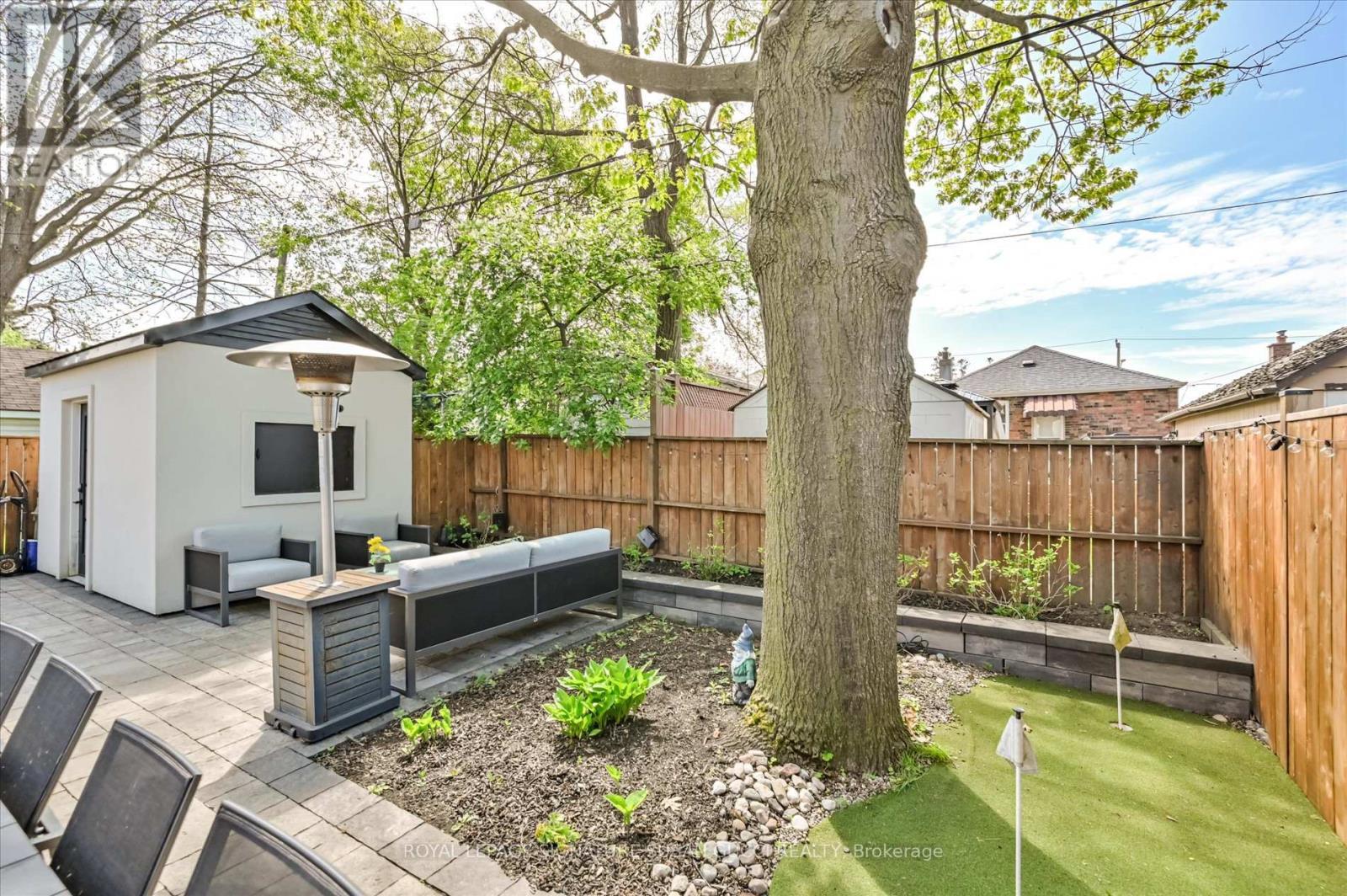












39 AMSTERDAM AVENUE

,
Toronto,




Ontario
M4B2B9

