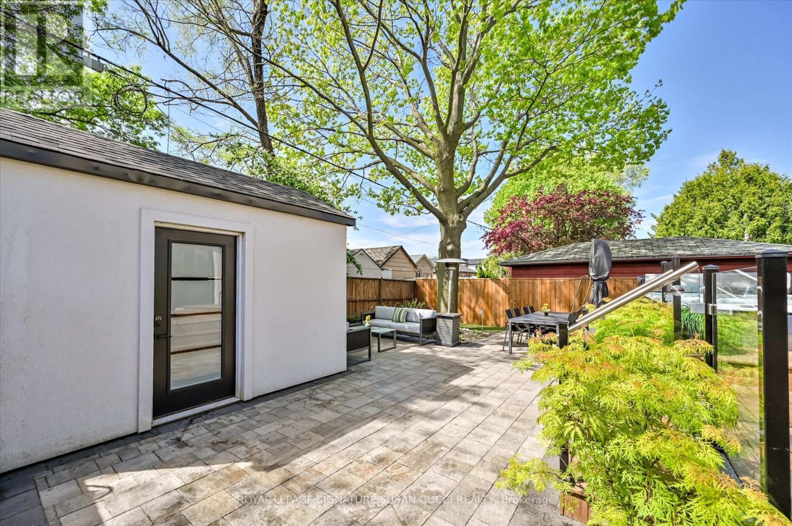 












39 AMSTERDAM AVENUE

,
Toronto,




Ontario
M4B2B9

