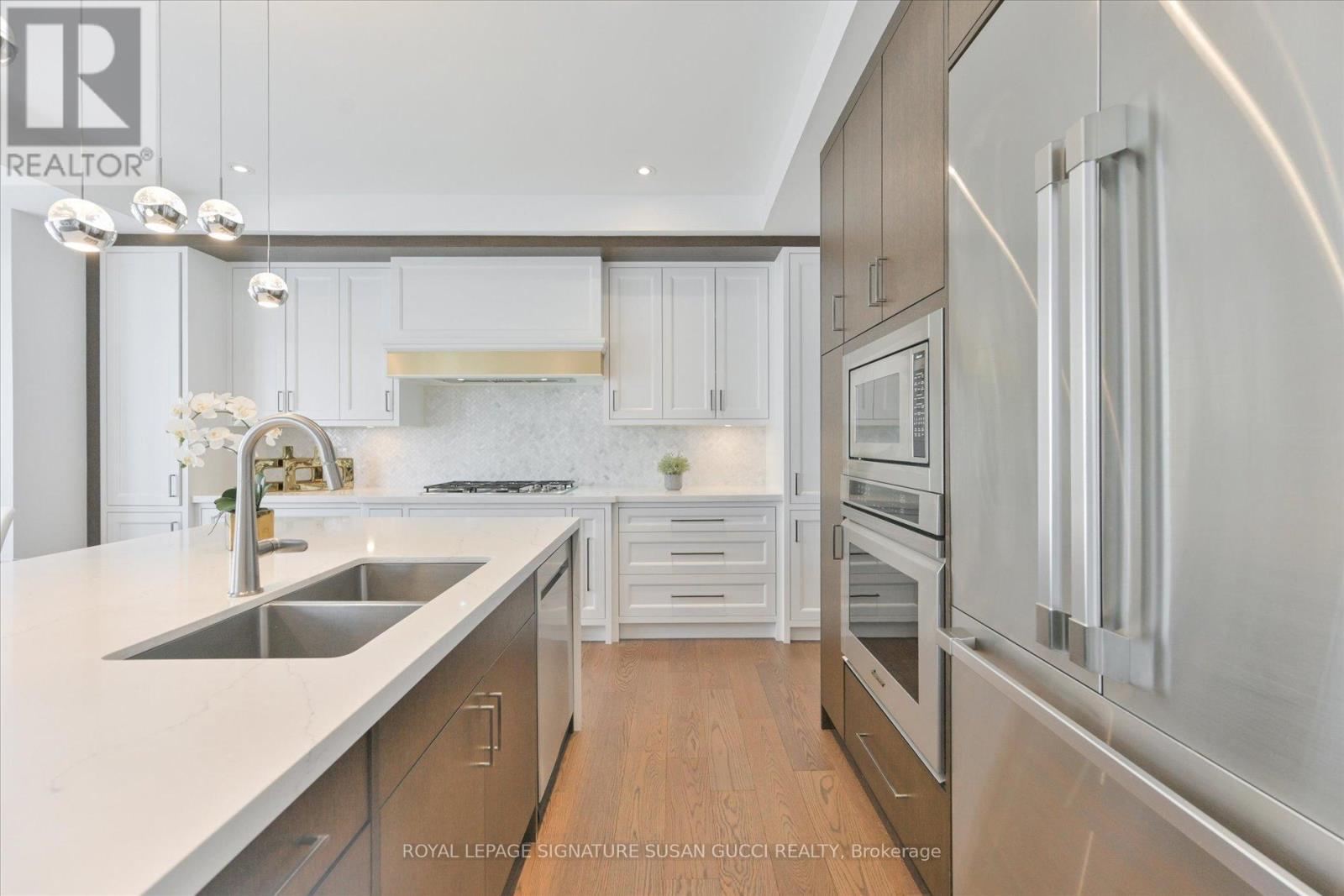 












39 AMSTERDAM AVENUE

,
Toronto,




Ontario
M4B2B9

