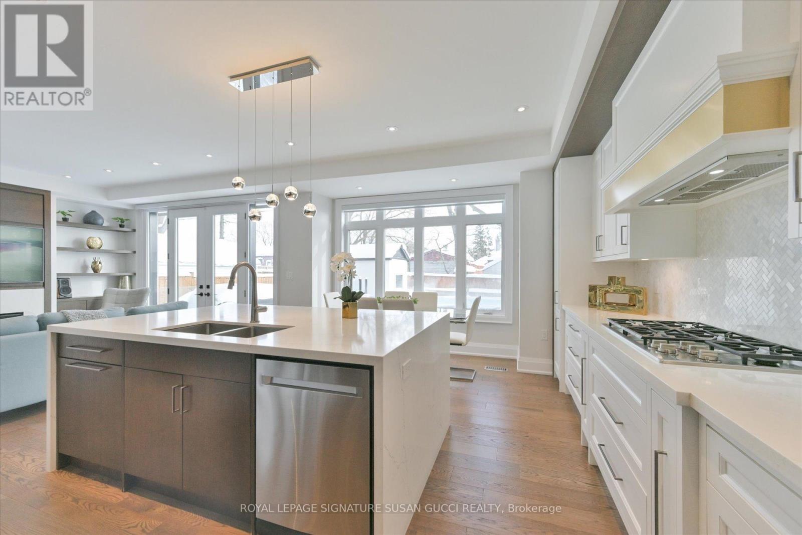 












39 AMSTERDAM AVENUE

,
Toronto,




Ontario
M4B2B9

